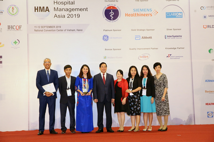 Assoc. Prof. Luong Ngoc Khue ,General Director of Administration of Medical Service give the HMA“Most Improved Local Hospital”Excellence award to Hanh Phuc International Hospital